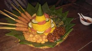 日惹罗瑟诺别墅的桌上一盘带水果和蔬菜的食物