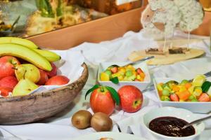瓦勒斯Pension Gattererhof的一张桌子,上面放着一碗水果和一碗坚果