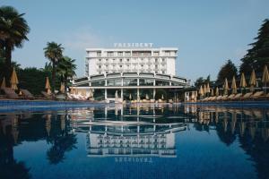 阿巴诺泰尔梅泰尔梅总统酒店的前面有一个游泳池的酒店
