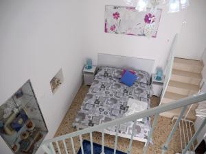 滨海波利尼亚诺La Casa Di Nicole的一间小卧室,卧室内配有一张床铺