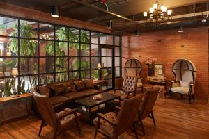 曼谷布拉纱里W22酒店【SHA Plus+】的客厅配有沙发和桌子