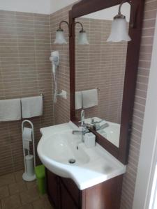 基耶蒂维亚可文图住宿加早餐旅馆的一间带水槽和镜子的浴室
