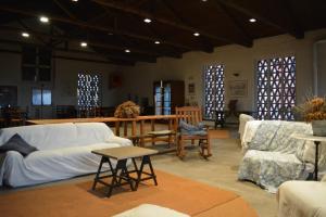 Castiglione ChiavareseAgriturismo Monte Pu'的带沙发和椅子的客厅以及窗户。