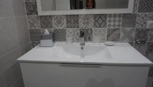La PortaL'appollu的浴室设有白色水槽和镜子