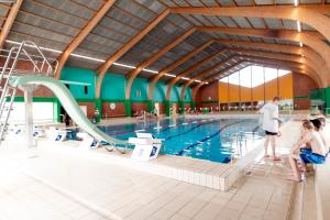 诺德堡诺德堡酒店的游泳池,有水里的人,有滑梯