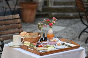 萨尔茨堡克隆1512酒店的桌上的食品和饮料托盘