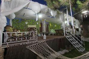 卡拉马孔Kouros resort的帐篷下的门廊配有吊床和椅子