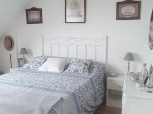 博伊罗Apartamento de playa的一间卧室配有一张带蓝色和白色床单的床。