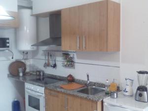 博伊罗Apartamento de playa的厨房配有水槽和台面