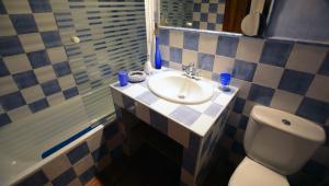 Barajas de GredosCasa del Altozano的一间带水槽、卫生间和淋浴的浴室