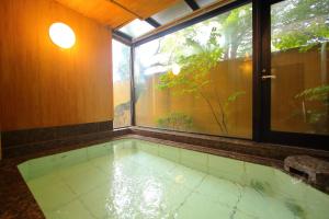 山中湖村哈图哥图贝雅酒店的窗户房间的游泳池