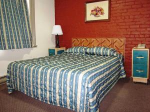 蒙特利尔圣凯瑟琳酒店的一间卧室配有一张带蓝色和白色棉被的床