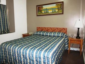 蒙特利尔圣凯瑟琳酒店的一间卧室配有一张带蓝色和白色棉被的床