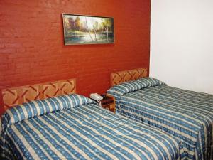 蒙特利尔圣凯瑟琳酒店的两张睡床彼此相邻,位于一个房间里