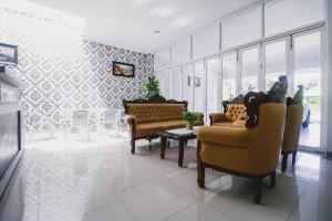 棉兰RedDoorz near Hermes Place Polonia Medan的带沙发和桌椅的客厅