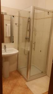 莱科Casa al Lago的带淋浴和盥洗盆的浴室