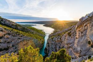 韦尔东河畔拉帕吕Hôtel le Panoramic - Votre Hôtel au cœur des Gorges du Verdon的两座岩石峭壁之间的河流景色