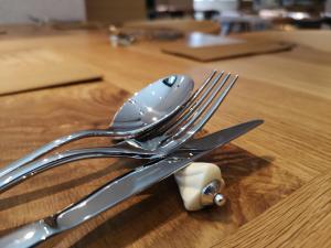 神户布伦扎酒店 的木桌上两个勺子和叉子