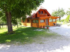 KožljekTourist Farm Znidarjevi的小木屋设有门廊和树
