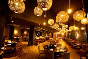 阿拉卡茹阿拉卡加品质酒店的餐厅设有桌椅和吊灯。