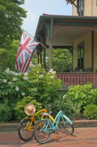 五月岬郡The Queen Victoria的两辆自行车停在一所有英国国旗的房子前
