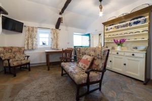 AghanlooCissy's Cottage的一间带两把椅子的客厅和一间厨房