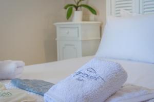 基尼拉Agorastos Suites的床上的白色毛巾