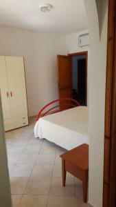 布里亚蒂科欧亚希住宅酒店的卧室配有一张床和一张桌子