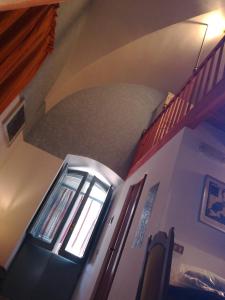 焦维纳佐Secret Garden的一间设有楼梯的房间和一扇带窗户的门