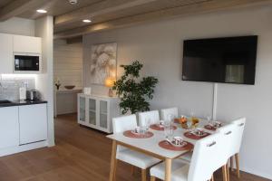 艾赫泰里Naava Chalet Pyry (201)的厨房以及带桌椅的用餐室。