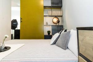 米兰ALTIDO Exclusive Apt for 4 in Navigli near parks的一间卧室设有一张床和一个黄色的门