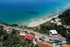 基尼拉Agorastos Suites的享有海滩和海洋的空中景致