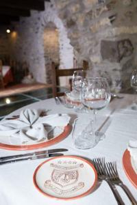 圣塞韦里诺卢卡诺Hotel Ristorante Mulino Iannarelli的一张桌子上放有盘子和酒杯