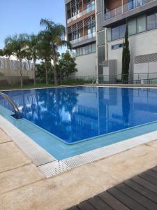 ChirivellaLoft with terrace 24m2, swimming pool and garage的大楼前的蓝色游泳池