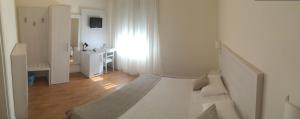 蓬泰代拉拉佩斯酒店的白色的客房设有床和水槽