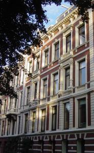 阿姆斯特丹Park Mansion Hotel的一座拥有许多窗户的大型砖砌建筑