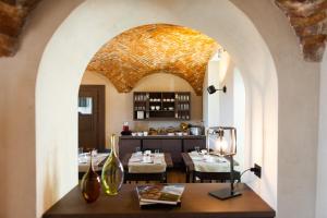 Relais San Vigilio al Castello餐厅或其他用餐的地方