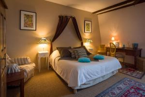 索米尔天井Spa旅馆的一间卧室配有一张带蓝色枕头的床。