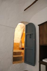 巴萨Cueva El Ermitano的卧室的开放式房间