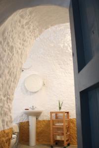 巴萨Cueva El Ermitano的一间带水槽和白色墙壁的浴室