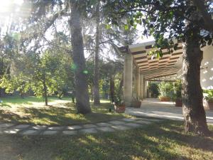赛拉诺Agriturismo Monte degli Angeli的树木繁茂的公园中的凉亭