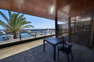 卡列塔Marina Rooms的海滩景阳台的桌椅