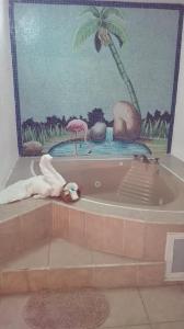 圣胡安特奥蒂瓦坎特奥蒂奥铃酒店的浴室配有浴缸,墙上挂有绘画作品