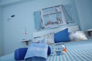 希拉IL Ritratto casa vacanza的一间蓝色的卧室,床上放着碗