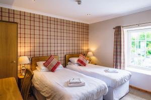 赖厄德爱兰酒店的小型客房 - 带2张床和窗户