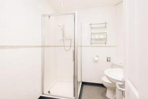 赖厄德爱兰酒店的带淋浴和卫生间的白色浴室