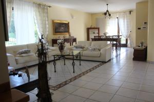 LettomanoppelloVilla Nicolai tra Mare e Montagna的客厅配有2张白色沙发和1张桌子