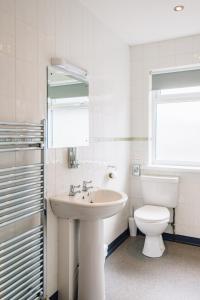 赖厄德爱兰酒店的白色的浴室设有水槽和卫生间。
