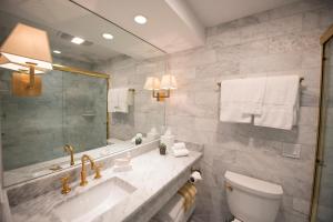 肯尼邦克港游艇驾驶员山林小屋和码头宾馆的一间带水槽、卫生间和镜子的浴室