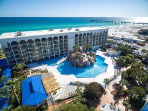 沃尔顿堡滩The Island Resort at Fort Walton Beach的享有度假村的空中景致,在游泳池内饲养了大象